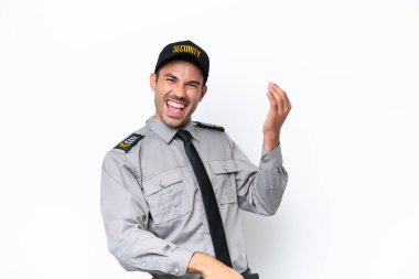 İzole edilmiş beyaz arka planda genç güvenlik görevlisi gitar hareketi yapıyor.