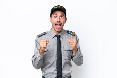 İzole edilmiş beyaz arka planda genç bir güvenlik görevlisi galibiyeti kutluyor.