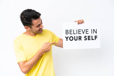 İzole edilmiş beyaz arka planı olan genç yakışıklı bir adam. Elinde 