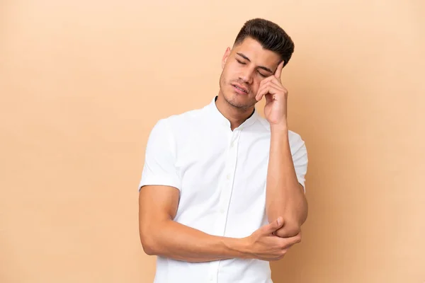 Young Caucasian Man Isolated Beige Background Headache — Φωτογραφία Αρχείου