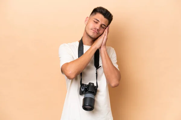 Beyazlı Genç Fotoğrafçı Bej Arka Planda Izole Edilmiş Bir Şekilde — Stok fotoğraf