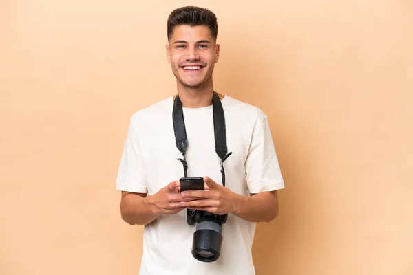 Genç Fotoğrafçı Beyaz Adam Bej Arka Planda Izole Edilmiş Cep — Stok fotoğraf
