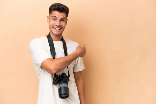 Genç Fotoğrafçı Beyaz Adam Bej Arka Planda Izole Edilmiş — Stok fotoğraf