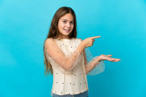 小さな女の子以上隔離された青の背景を保持コピースペース想像上の上に手のひらに挿入する広告 — ストック写真