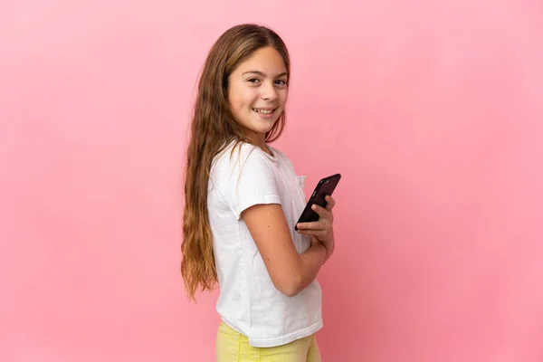 핸드폰을 엇갈린 고립된 분홍색 배경을 아이들 — 스톡 사진