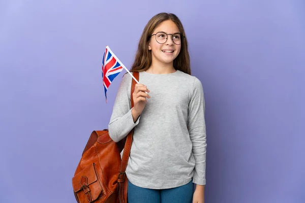 Dítě Držící Britskou Vlajku Nad Izolovaným Pozadím Přemýšlející Nápadu Při — Stock fotografie