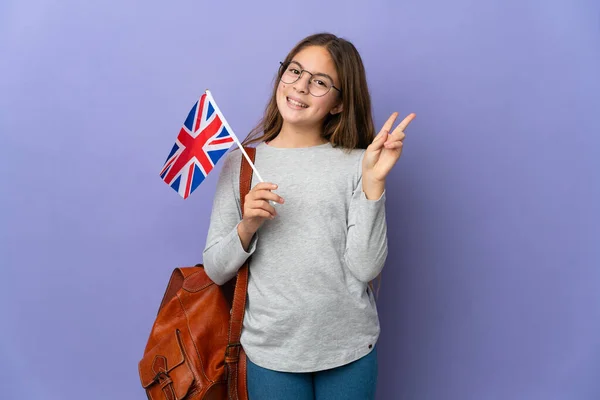 Dítě Držící Britskou Vlajku Nad Izolovaným Pozadím Usmívá Ukazuje Znamení — Stock fotografie