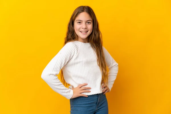 Kind Geïsoleerde Gele Achtergrond Poseren Met Armen Heup Glimlachen — Stockfoto