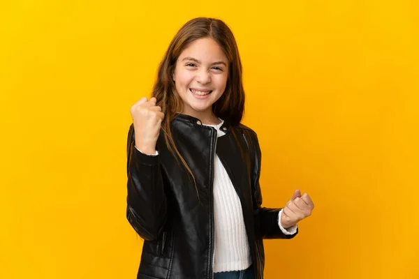 Criança Sobre Fundo Amarelo Isolado Celebrando Uma Vitória — Fotografia de Stock
