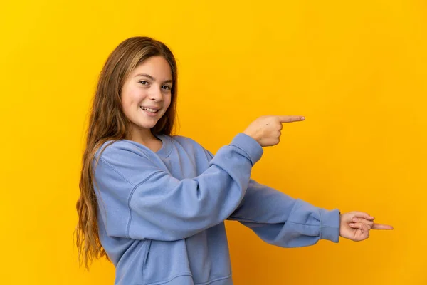 Kind Geïsoleerde Gele Achtergrond Wijzende Vinger Naar Zijkant Presenteren Een — Stockfoto