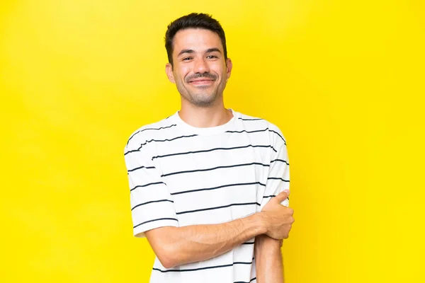 Mladý Pohledný Muž Přes Izolované Žluté Pozadí Smích — Stock fotografie