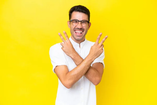 Jonge Knappe Man Geïsoleerde Gele Achtergrond Glimlachen Tonen Overwinning Teken — Stockfoto