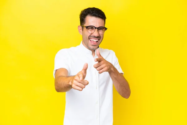 Jonge Knappe Man Geïsoleerde Gele Achtergrond Wijzend Naar Voorkant Lachend — Stockfoto