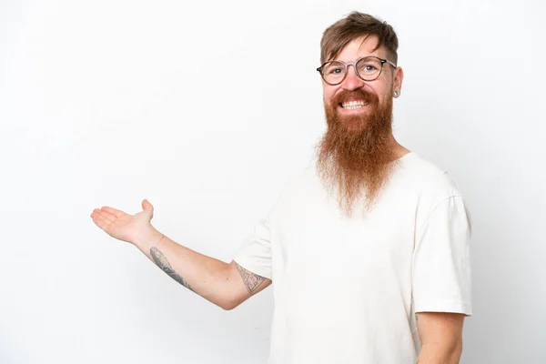 Homem Ruivo Com Barba Longa Isolado Fundo Branco Estendendo Mãos — Fotografia de Stock
