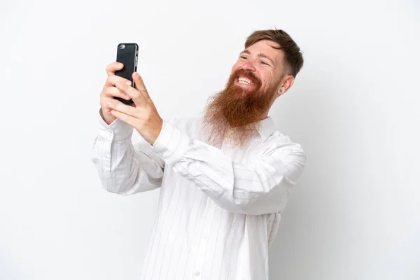 Zrzavý Muž Dlouhými Vousy Izolované Bílém Pozadí Dělat Selfie — Stock fotografie
