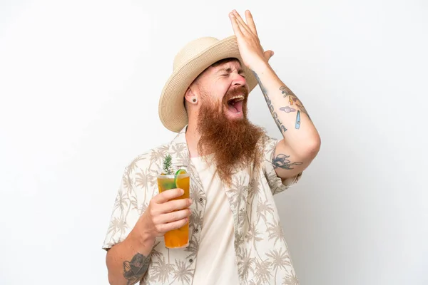 Rotschopf Mann Mit Langem Bart Trinken Einen Cocktail Strand Isoliert — Stockfoto
