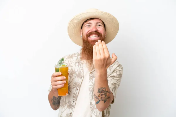 Rotschopf Mit Langem Bart Trinkt Einen Cocktail Einem Strand Isoliert — Stockfoto