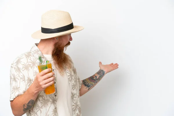 Rotschopf Mit Langem Bart Trinkt Einen Cocktail Einem Strand Isoliert — Stockfoto