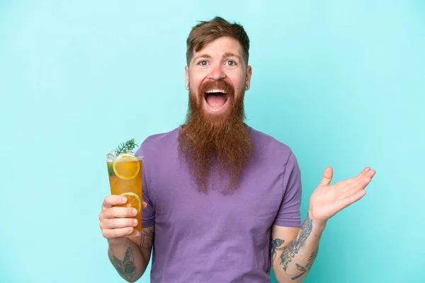 Roodharige Man Met Lange Baard Met Een Cocktail Geïsoleerd Blauwe — Stockfoto