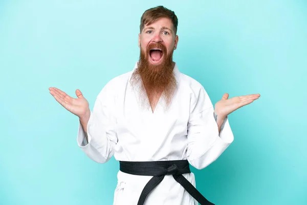 Rödhårig Man Med Långt Skägg Gör Karate Isolerad Blå Bakgrund — Stockfoto
