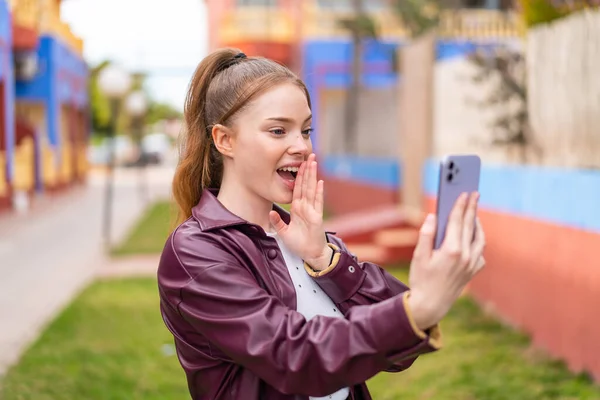Giovane Bella Ragazza Utilizzando Telefono Cellulare All Aperto Con Sorpresa — Foto Stock