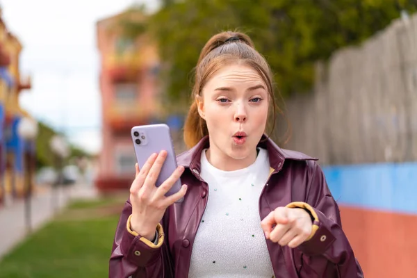 Giovane Bella Ragazza Utilizzando Telefono Cellulare All Aperto Sorpreso Che — Foto Stock