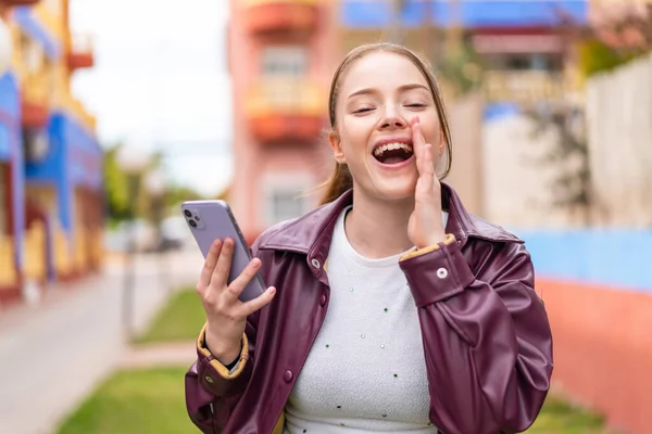 Jong Mooi Meisje Met Behulp Van Mobiele Telefoon Buiten Schreeuwen — Stockfoto