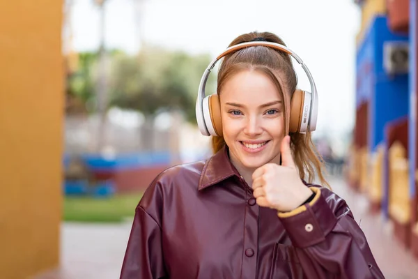 Young Pretty Girl Outdoors Listening Music Thumb — Stock Photo, Image