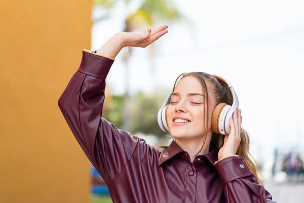 Молодая Красивая Девушка Открытом Воздухе Слушает Музыку Танцы — стоковое фото