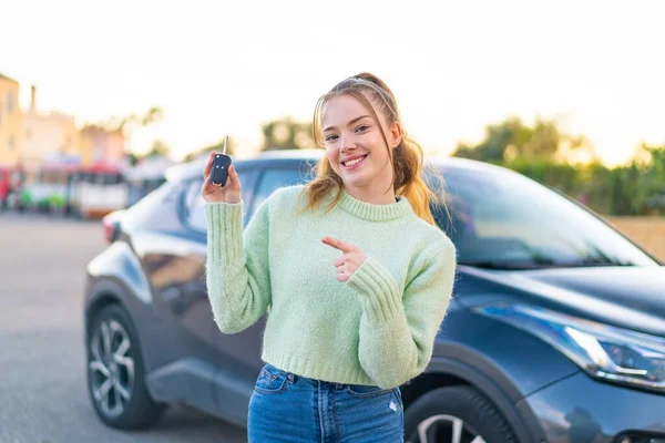 Νεαρό Όμορφο Κορίτσι Κρατώντας Κλειδιά Του Αυτοκινήτου Εξωτερικούς Χώρους Και — Φωτογραφία Αρχείου