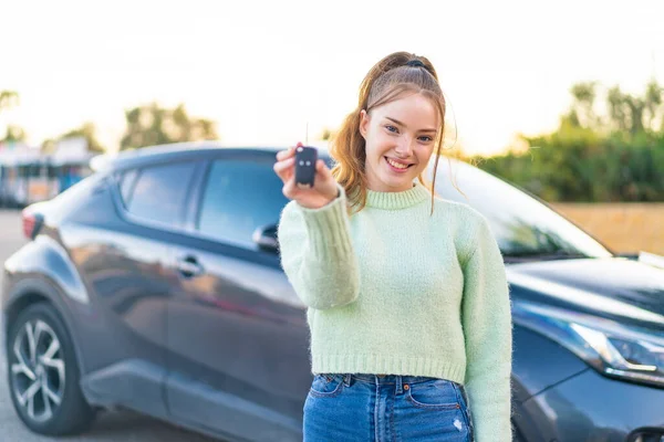 Νεαρό Όμορφο Κορίτσι Κρατώντας Κλειδιά Του Αυτοκινήτου Εξωτερικούς Χώρους Ευτυχισμένη — Φωτογραφία Αρχείου