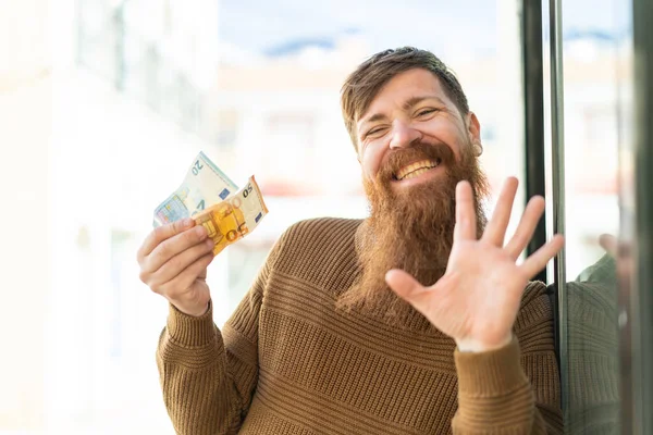 Pelirrojo Hombre Con Barba Tomando Montón Dinero Aire Libre Saludando — Foto de Stock