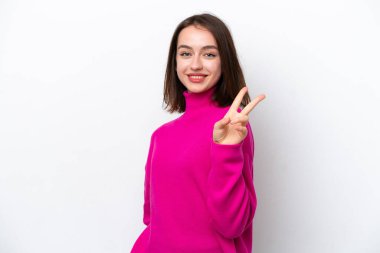 Beyaz arka planda izole edilmiş genç Ukraynalı kadın gülümsüyor ve zafer işareti gösteriyor.