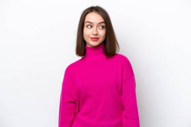 Beyaz arka planda izole edilmiş genç Ukraynalı kadın şüpheli hareketler yapıyor.