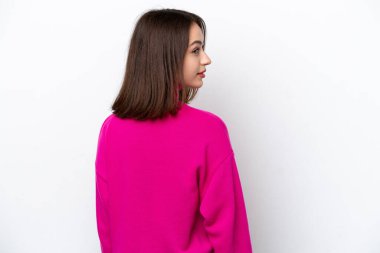 Genç Ukraynalı bir kadın beyaz arka planda izole edilmiş.