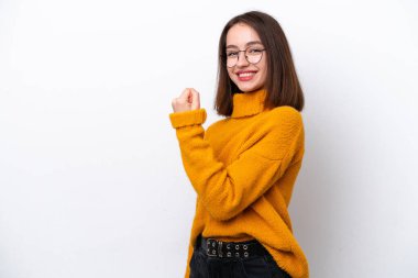 Genç Ukraynalı kadın beyaz arka planda izole edilmiş zaferi kutluyor.