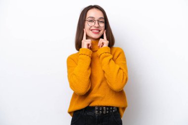 Genç Ukraynalı bir kadın beyaz arka planda izole edilmiş mutlu ve hoş bir ifadeyle gülümsüyor.