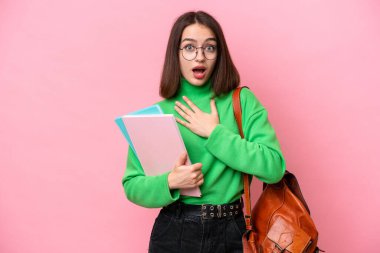 Genç öğrenci Ukraynalı kadın pembe arka planda izole edilmiş.