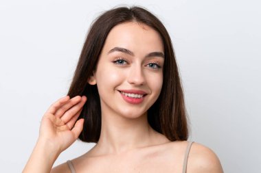 Beyaz arka planda izole edilmiş genç Ukraynalı kadın. Portreyi kapat