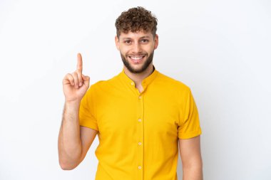 Beyaz arka planda izole edilmiş yakışıklı beyaz adam harika bir fikre işaret ediyor.