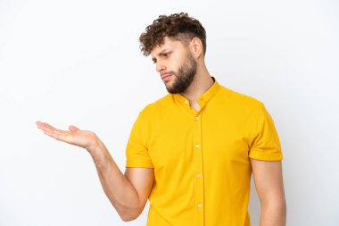 Beyaz arka planda izole edilmiş beyaz, yakışıklı beyaz bir adam kopyalama alanı tutuyor.