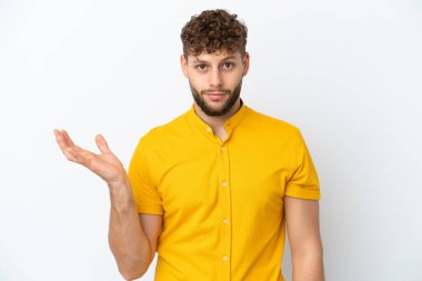 Beyaz arka planda izole edilmiş yakışıklı beyaz adam şüpheli hareketler yapıyor.