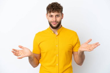 Beyaz arka planda soyutlanmış beyaz, yakışıklı beyaz bir adam şüpheleri var.