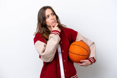 Beyazların arka planında izole edilmiş basketbol oynayan beyaz bir kadın.
