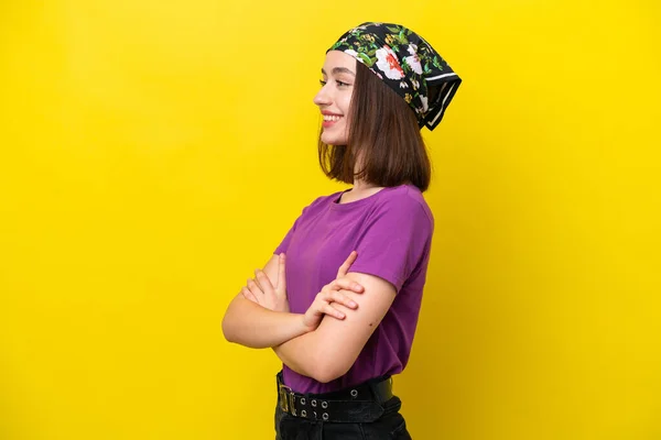 Jonge Oekraïense Vrouw Geïsoleerd Gele Achtergrond Laterale Positie — Stockfoto