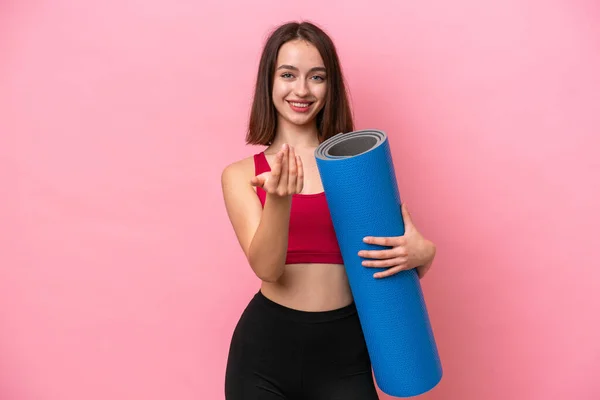 Joven Deportista Ucraniana Que Clases Yoga Mientras Sostiene Una Esterilla —  Fotos de Stock