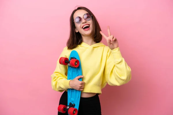 Jovem Ucraniana Isolada Fundo Rosa Com Skate Com Expressão Feliz — Fotografia de Stock