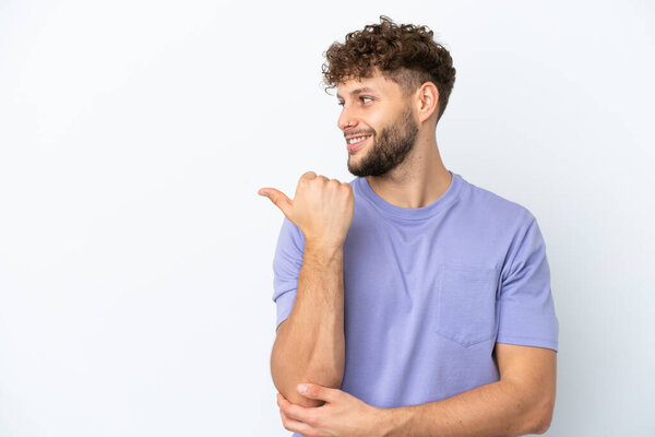 Молодой красивый белый мужчина, выделенный на белом фоне, указывая в сторону, чтобы представить продукт