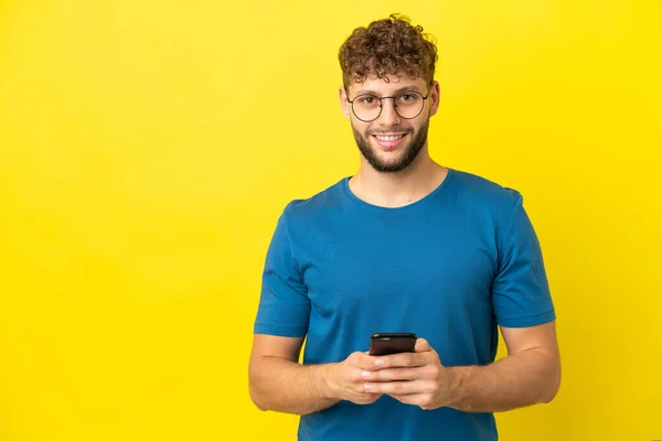 Sarı Arka Planda Izole Edilmiş Yakışıklı Beyaz Adam Cep Telefonuyla — Stok fotoğraf