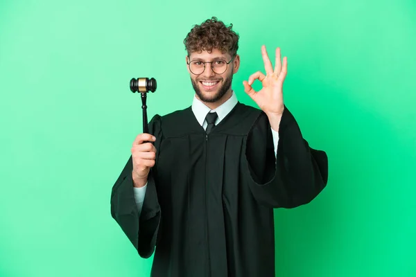 Судья Изолированном Зеленом Фоне Показывает Знак Пальцами — стоковое фото